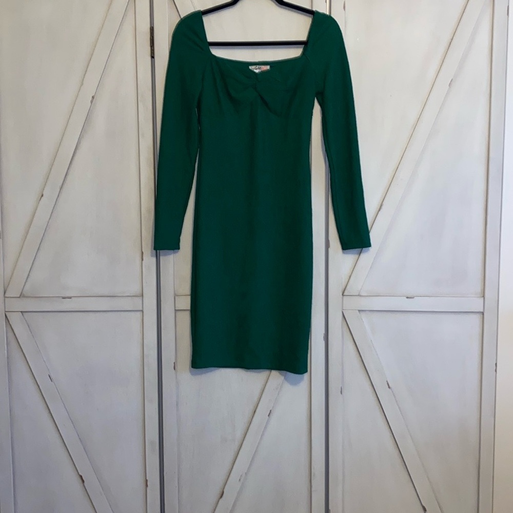 Chic Long-Sleeve Green Dress